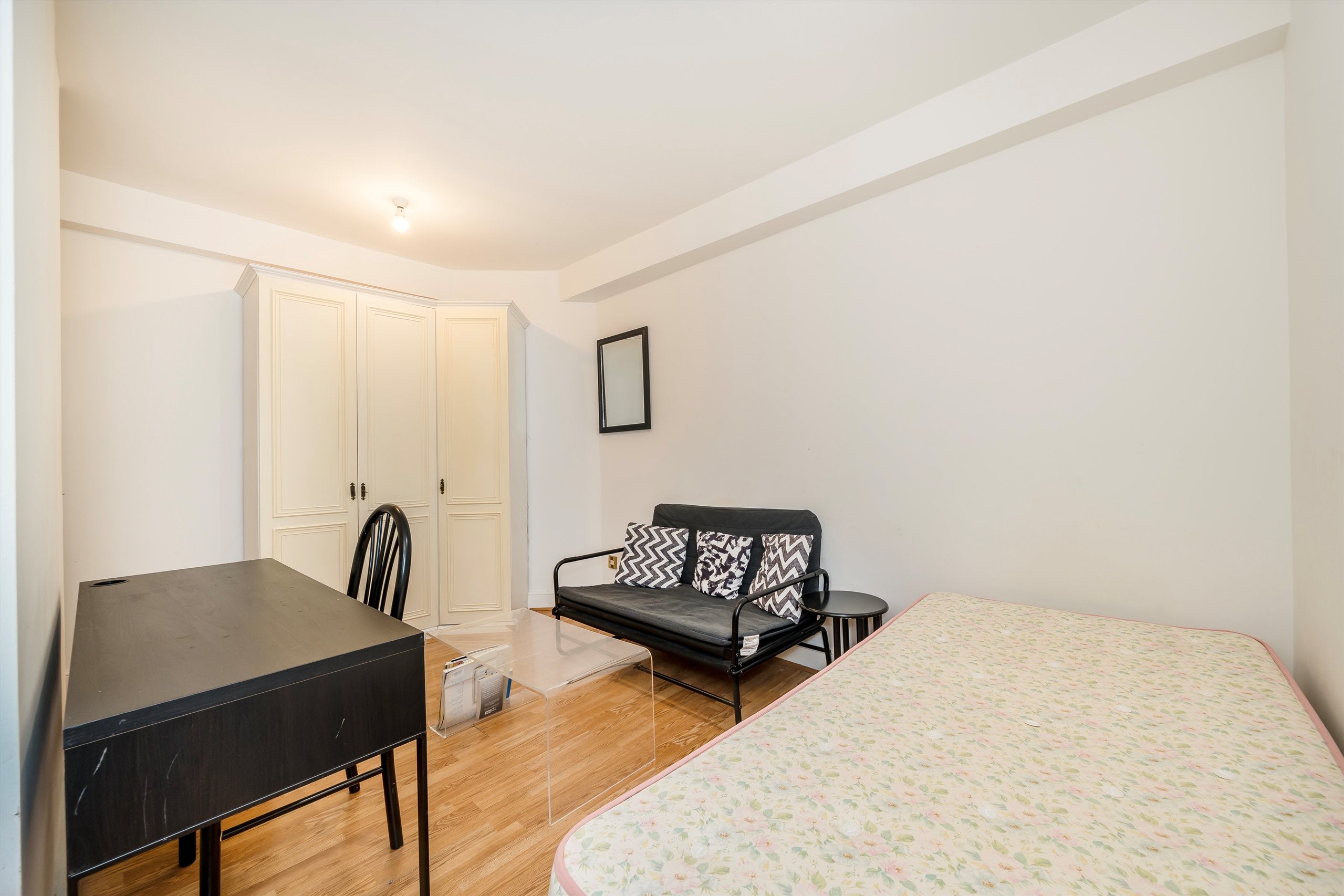 Flat Lucan Place in Greater London