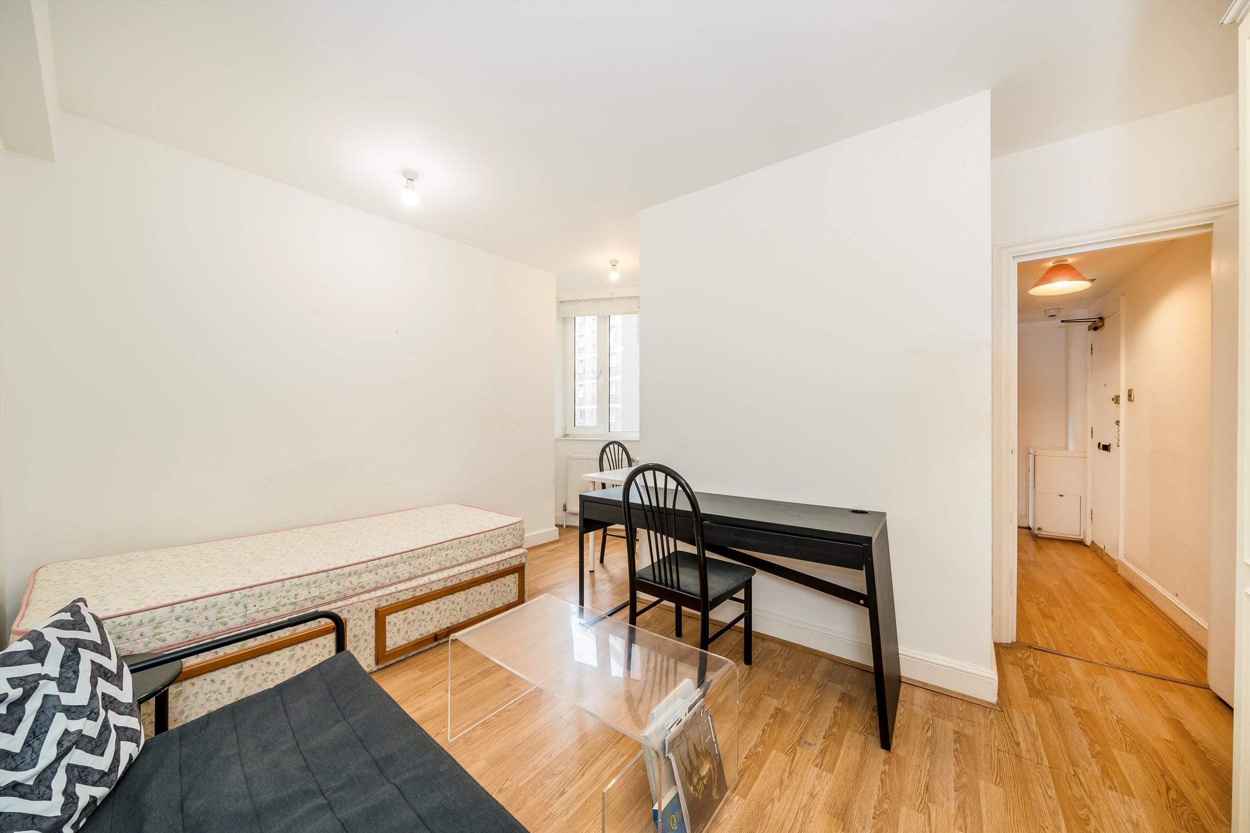 Flat Lucan Place in Greater London