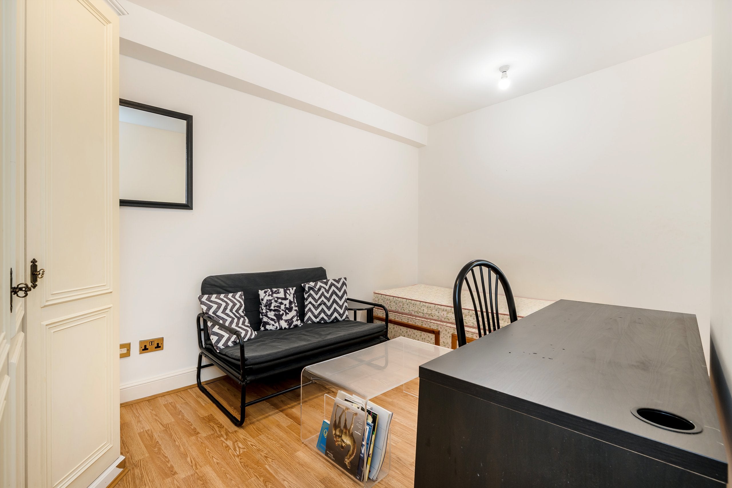 Flat Lucan Place in Greater London