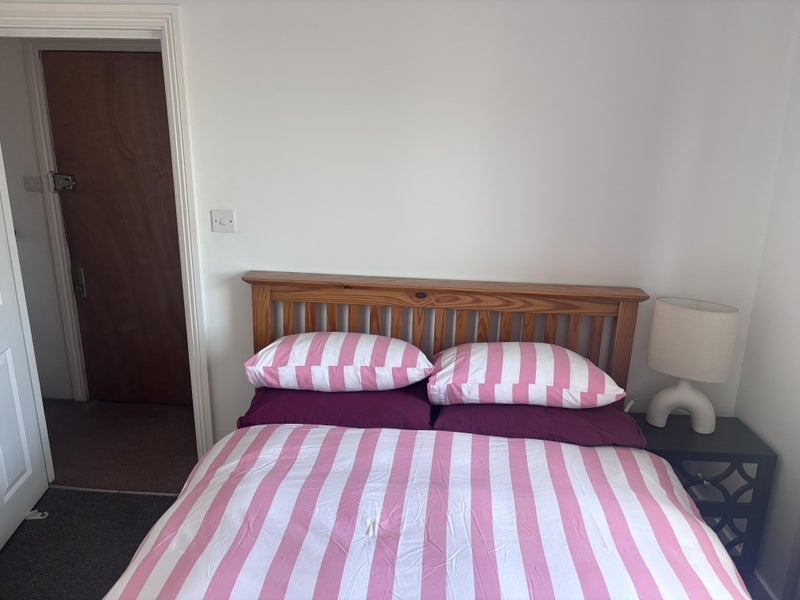 Room Inman Road in Greater London