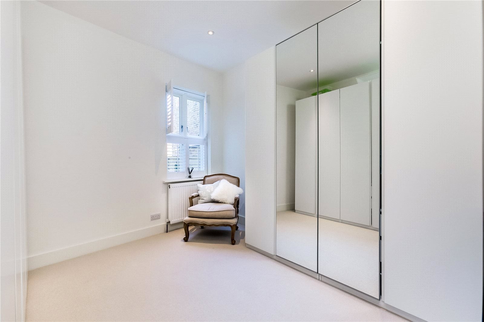 Flat Stephendale Road in Greater London