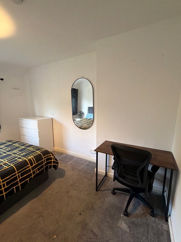 Room Quinton Road in Birmingham