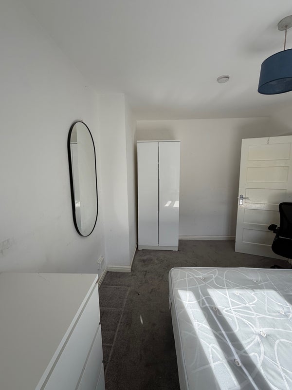 Room Quinton Road in Birmingham