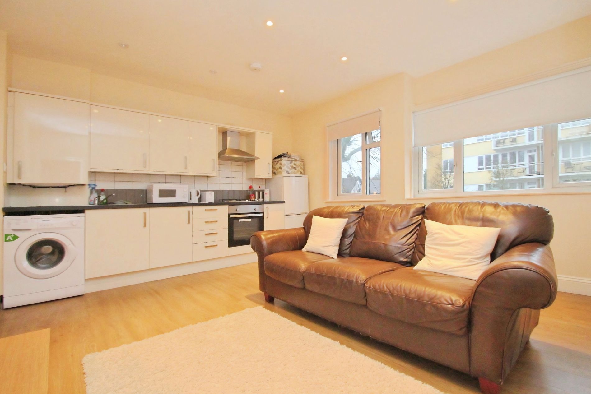 Flat Wellesley Avenue in Richings Park