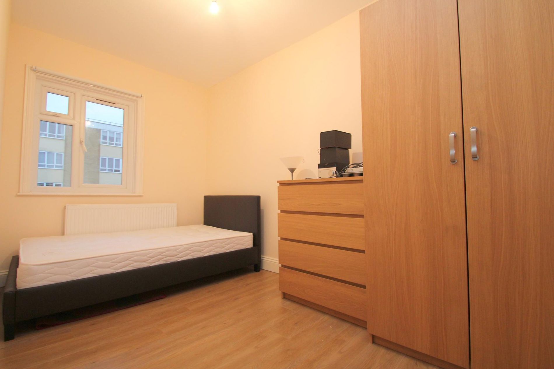 Flat Wellesley Avenue in Richings Park
