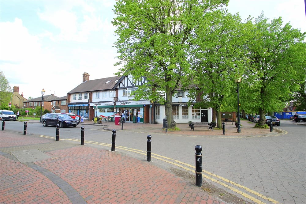 Flat Wellesley Avenue in Richings Park