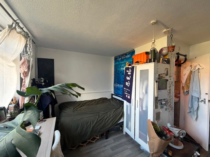 Room Roberta Street in Greater London