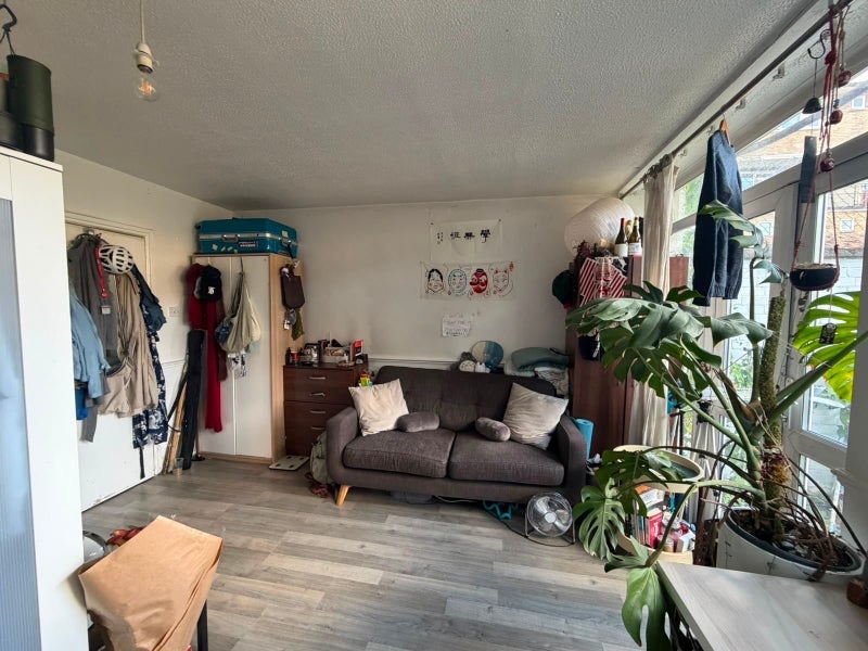 Room Roberta Street in Greater London