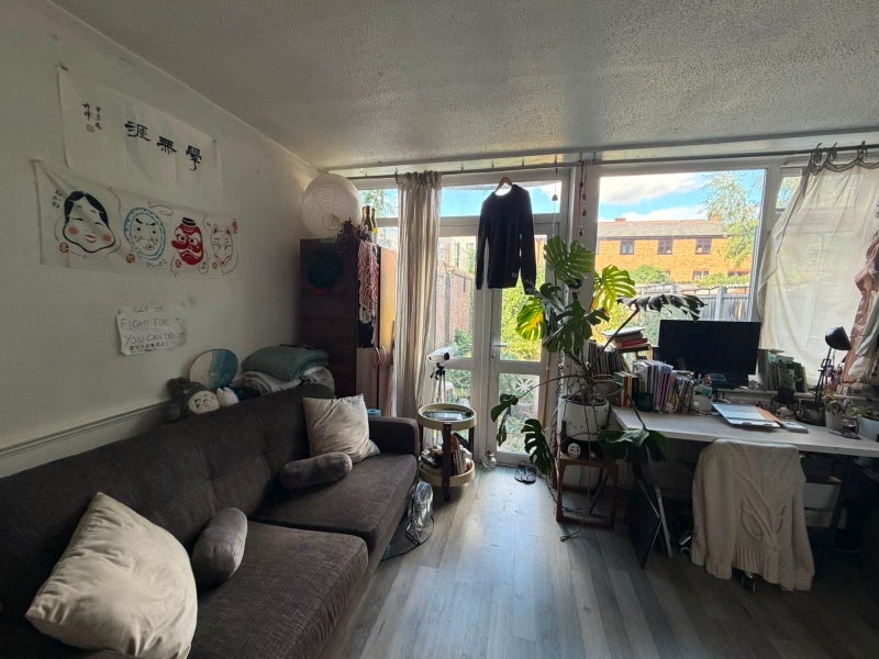 Room Roberta Street in Greater London