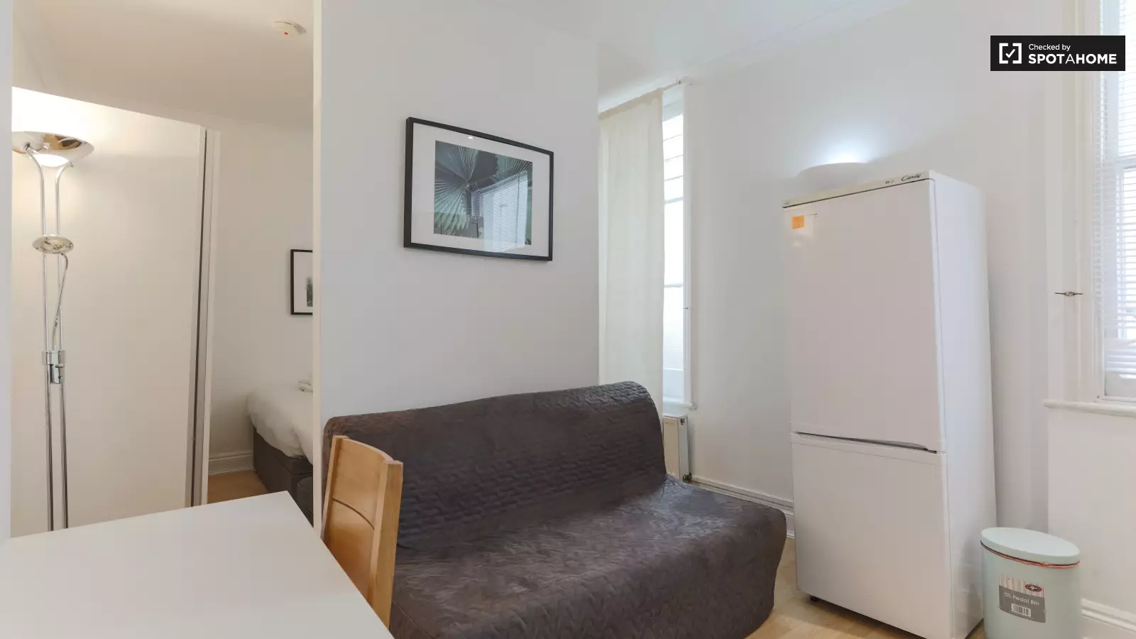 Flat Spring Street in City of Westminster