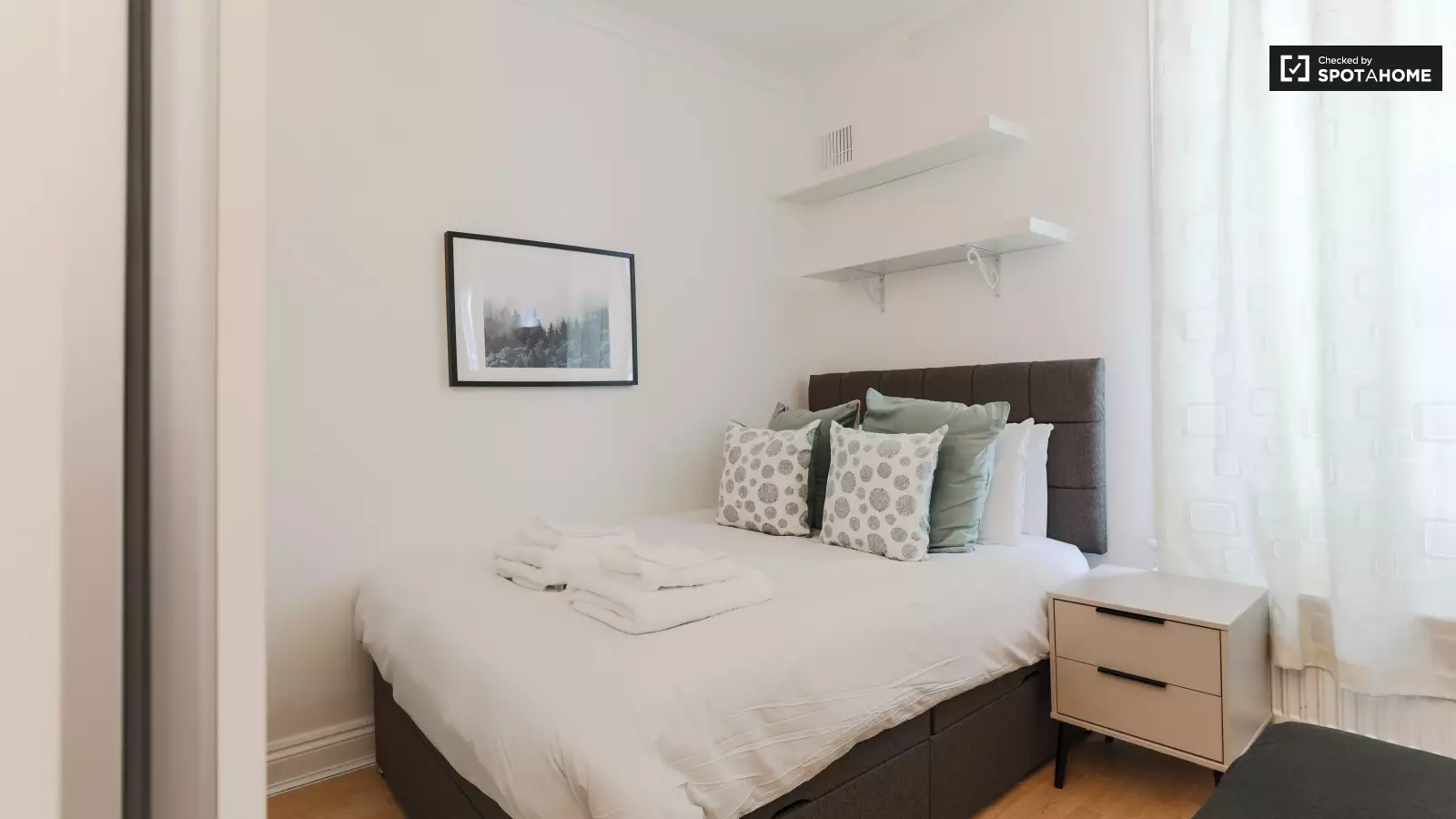 Flat Spring Street in City of Westminster