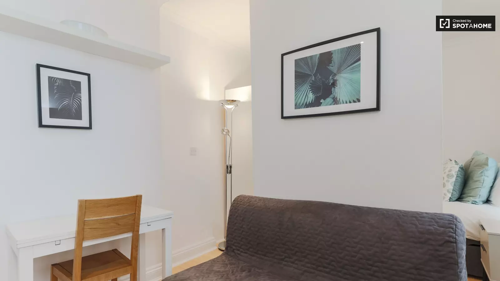 Flat Spring Street in City of Westminster