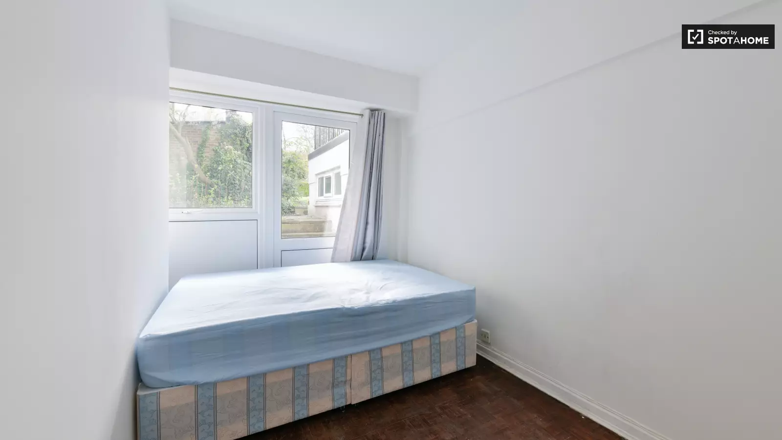 Flat Langton Road in Greater London