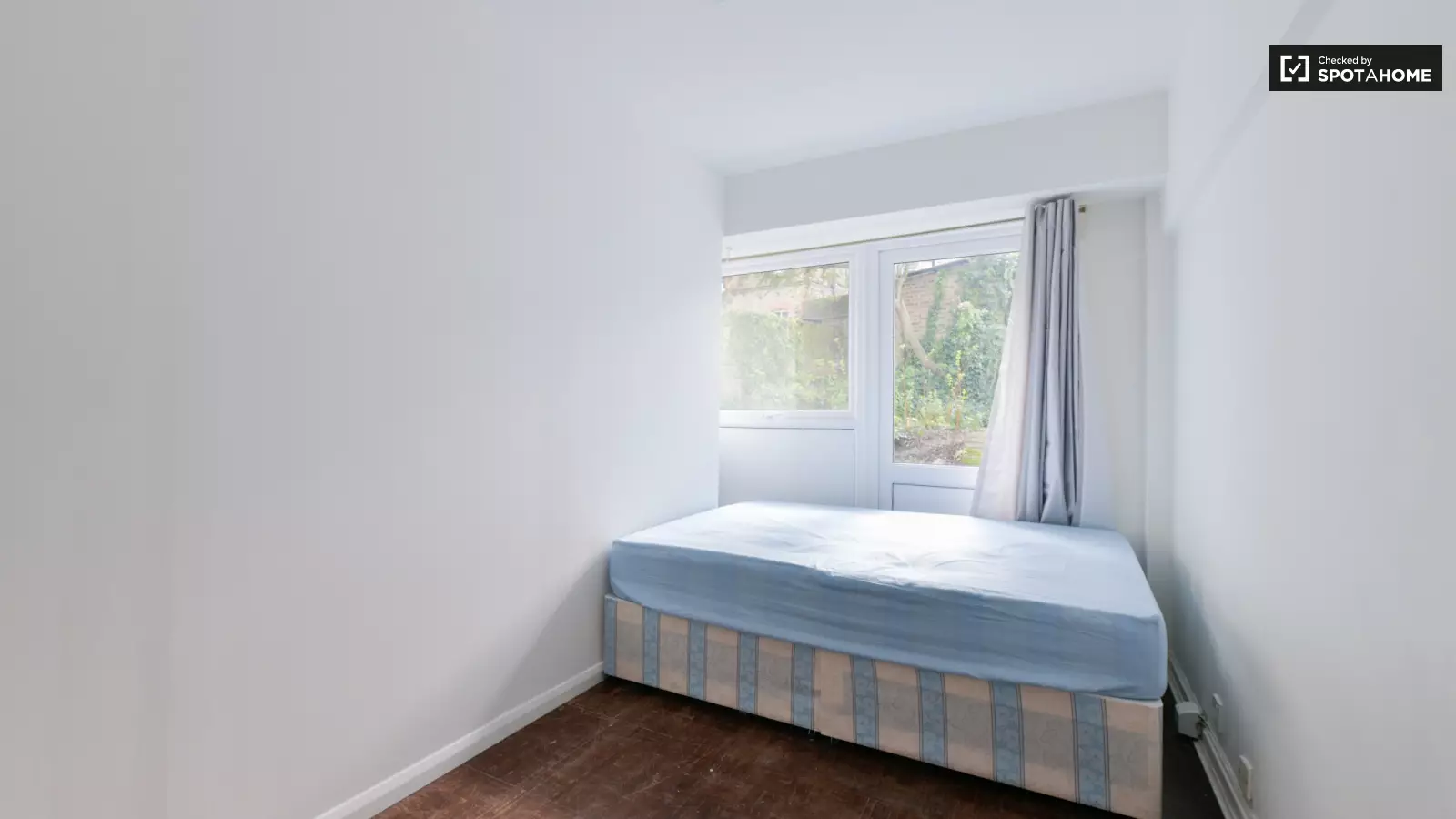Flat Langton Road in Greater London