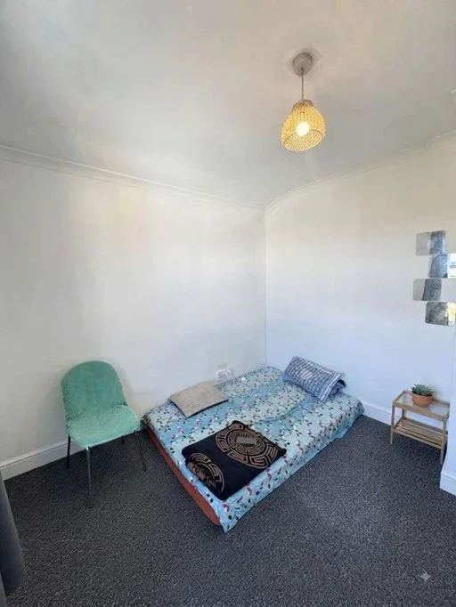 Room Heath Road in Greater London