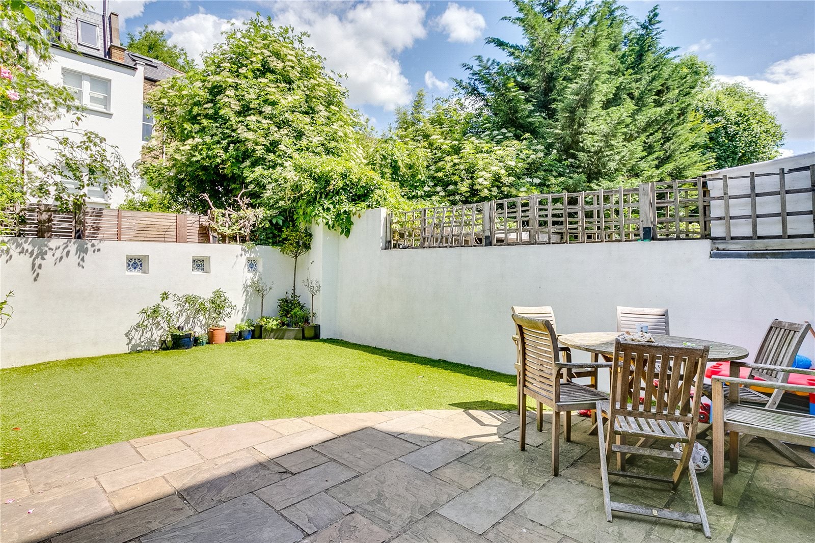 House Melrose Gardens in Greater London