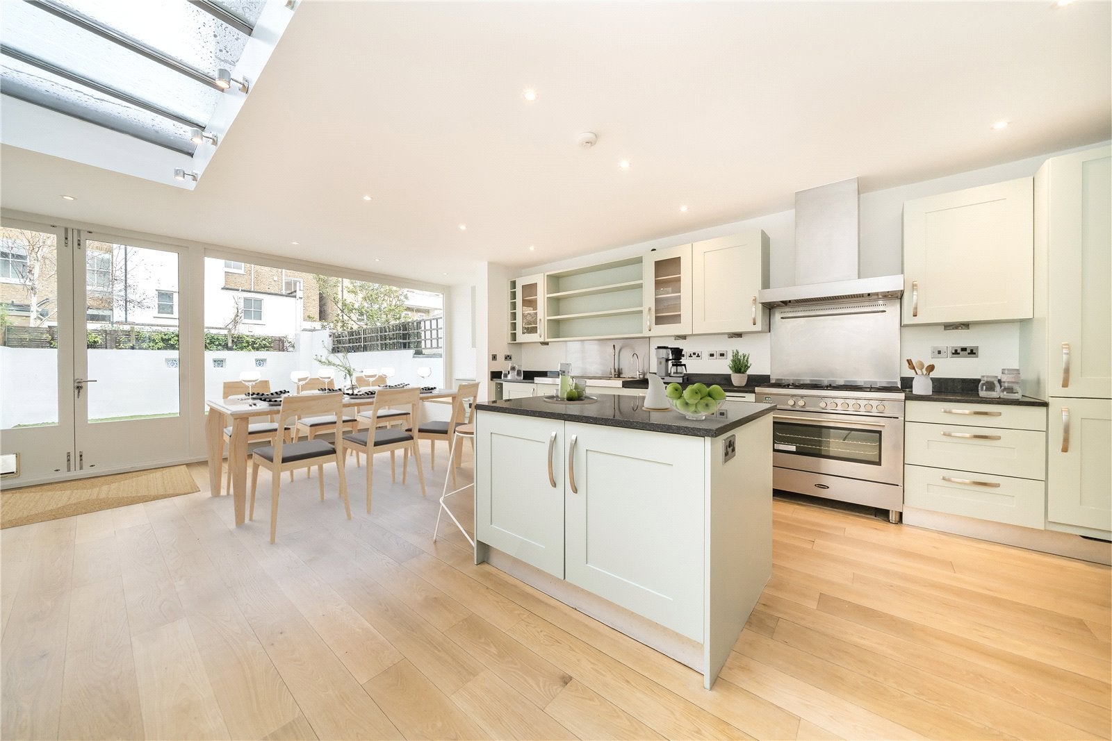House Melrose Gardens in Greater London