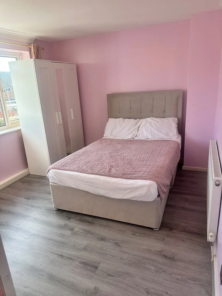 Room Warburtons in Corringham