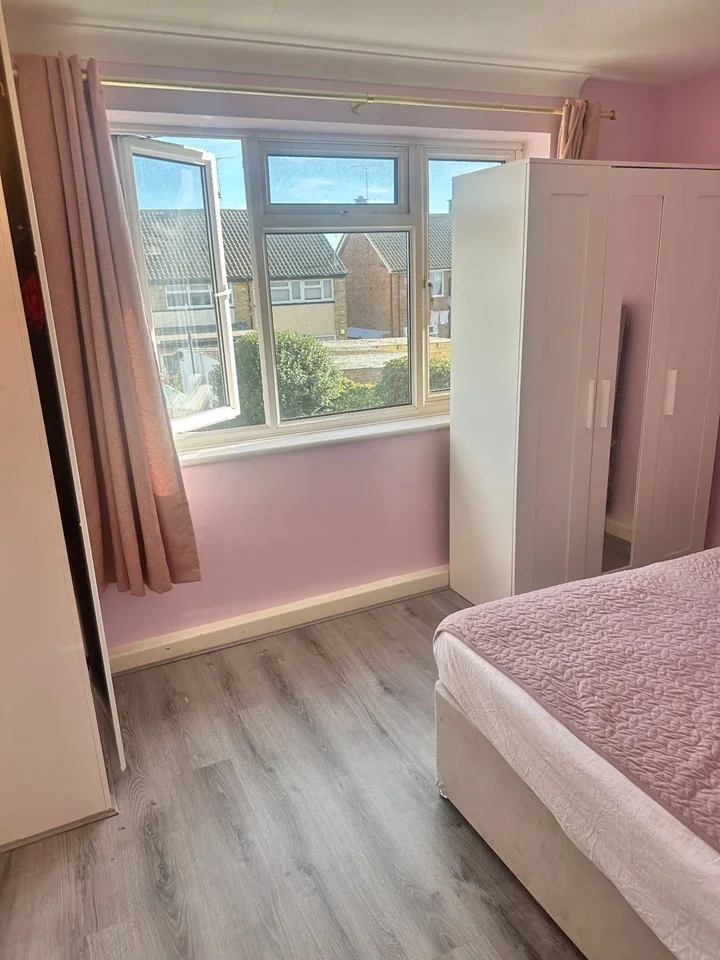 Room Warburtons in Corringham