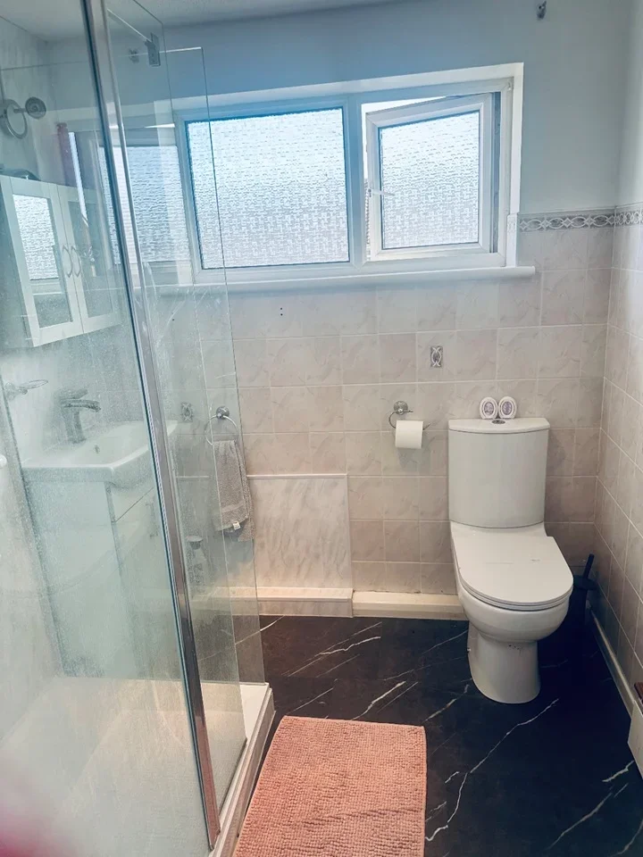 Room Warburtons in Corringham