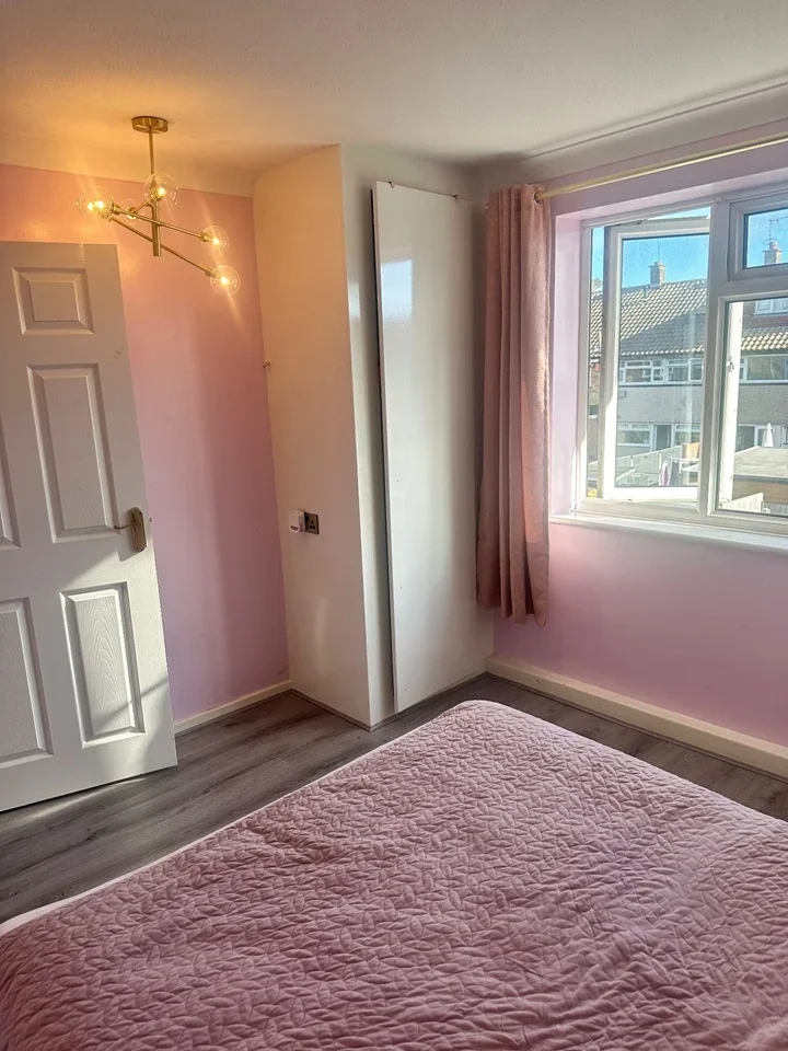 Room Warburtons in Corringham