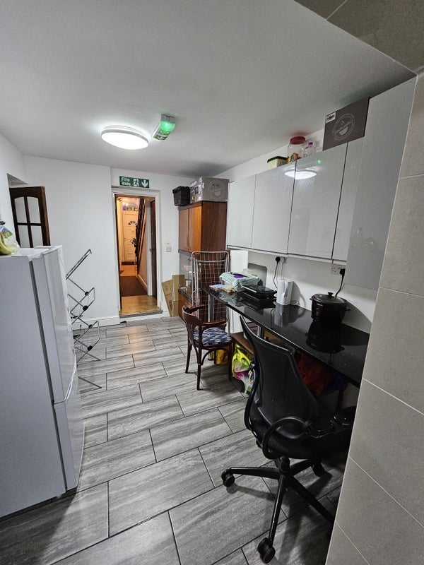 Room Wyndham Road in Greater London