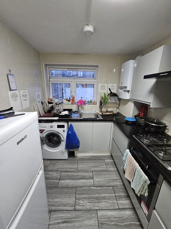 Room Wyndham Road in Greater London