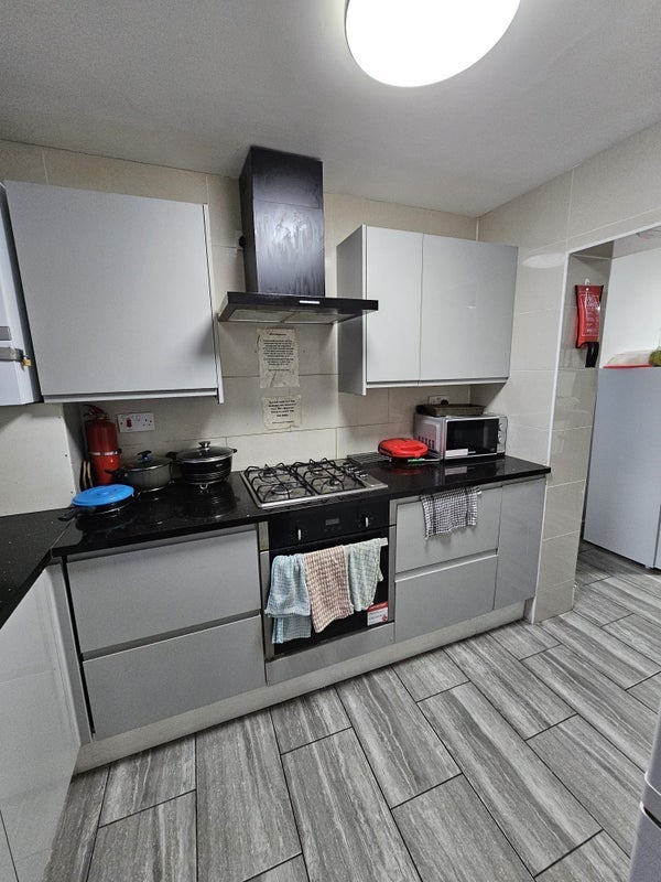 Room Wyndham Road in Greater London