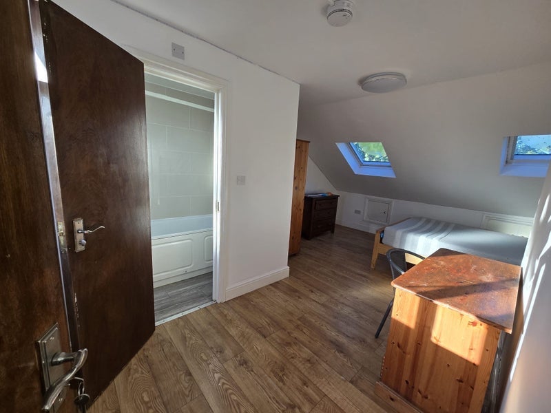 Room Wyndham Road in Greater London