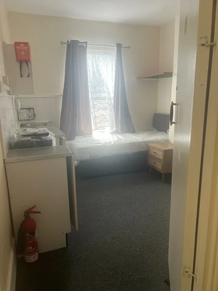 Room Parkside Road in Greater London
