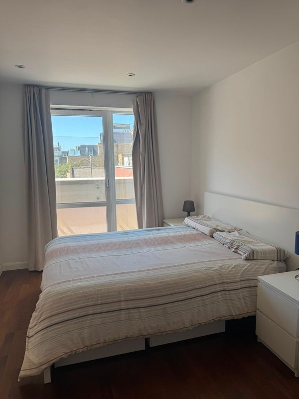 Room Battersea Park Road in Greater London