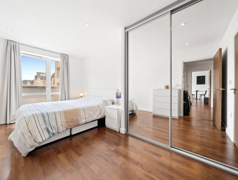 Room Battersea Park Road in Greater London