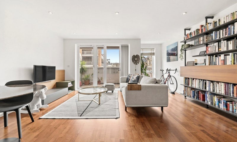 Room Battersea Park Road in Greater London