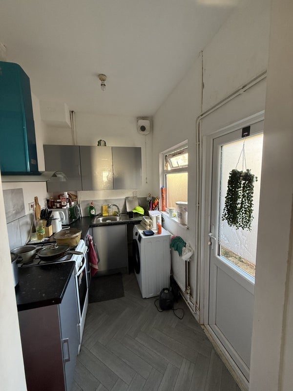 Room Grove Road in Leicester
