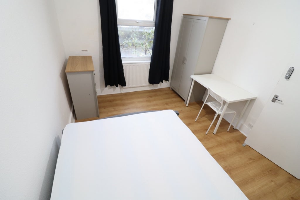 Room Globe Road in Greater London