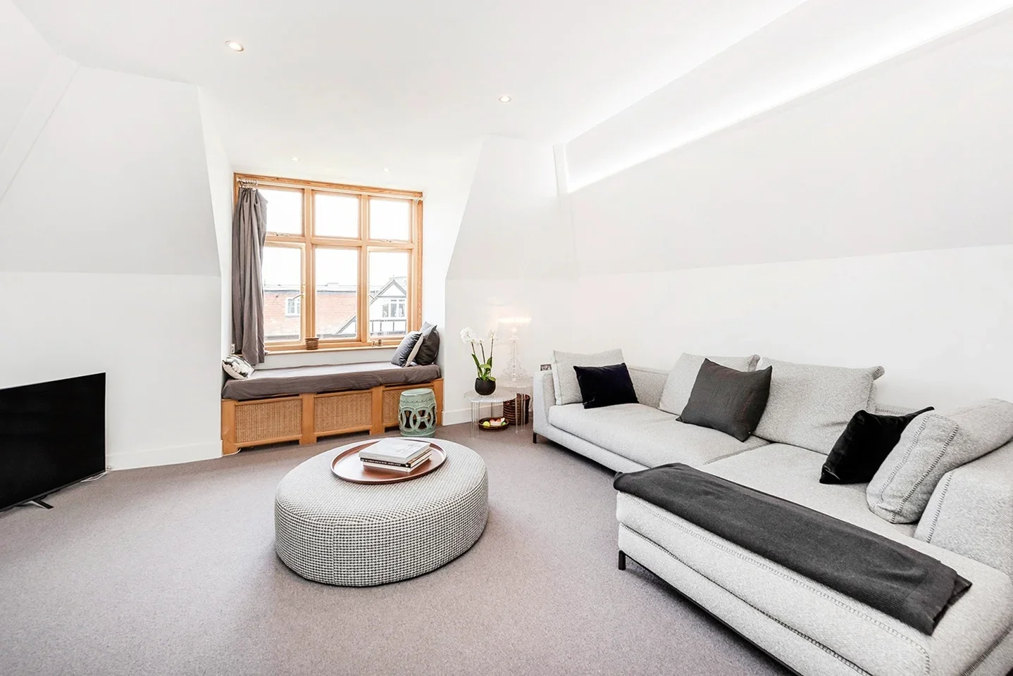 Flat Daleham Gardens in Greater London