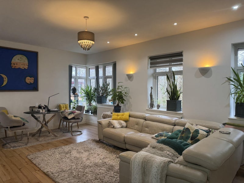 Room Orchid Court in Crawley