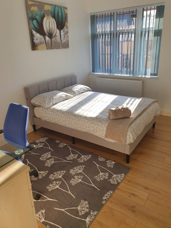 Room Orchid Court in Crawley