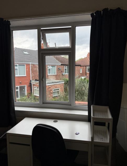 Room Kingswood Road in Manchester