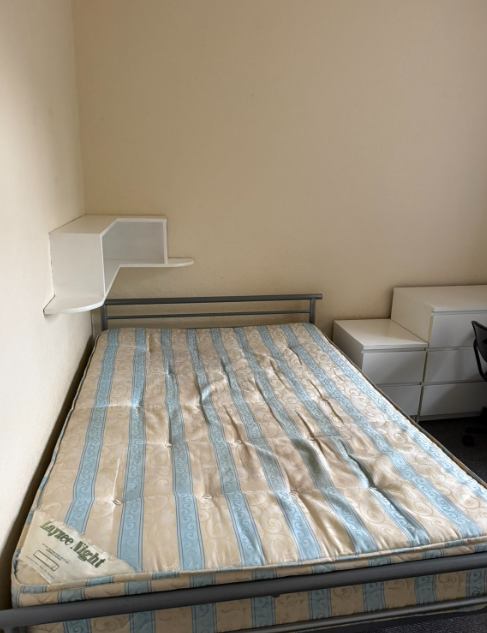 Room Kingswood Road in Manchester