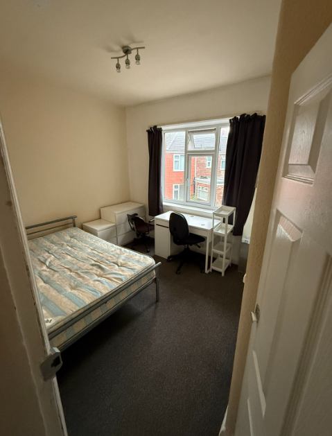 Room Kingswood Road in Manchester