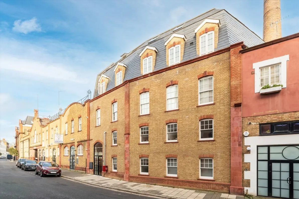 Flat Warple Way in Greater London
