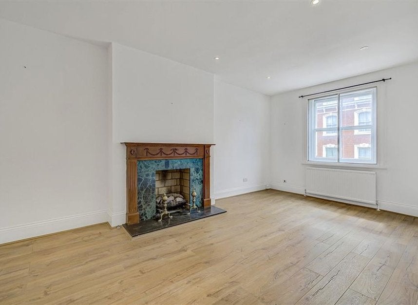 Flat Gloucester Road in Greater London