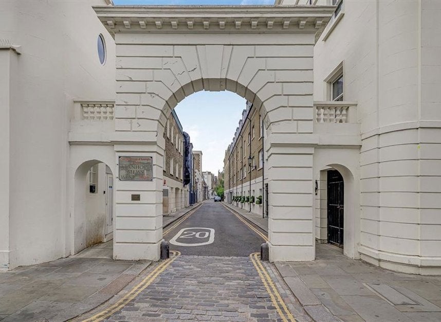 Flat Gloucester Road in Greater London