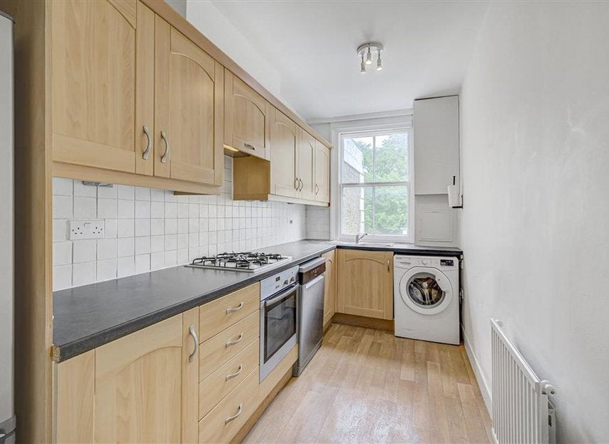 Flat Gloucester Road in Greater London