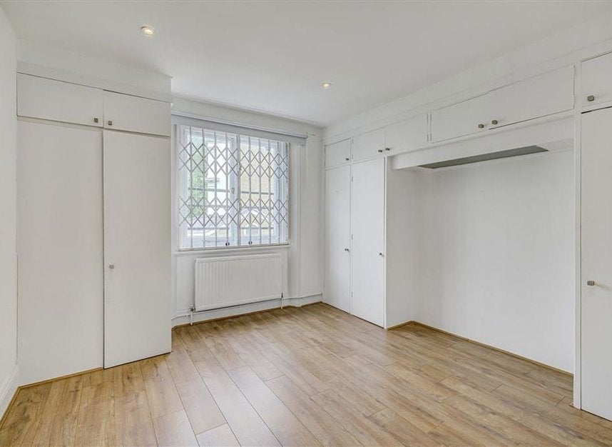 Flat Gloucester Road in Greater London