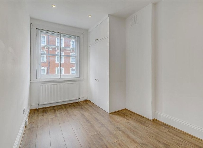 Flat Gloucester Road in Greater London