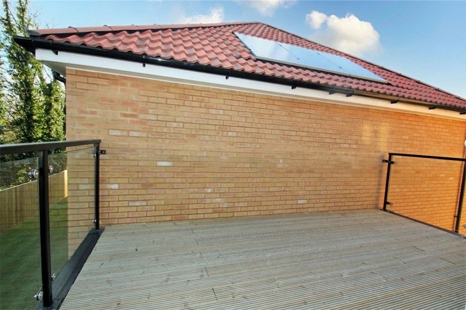 Flat Pield Heath Road in Greater London