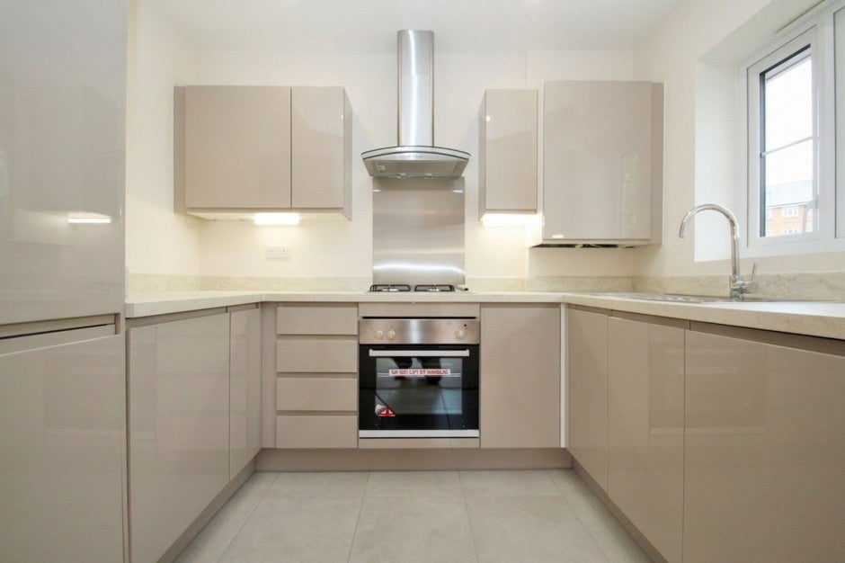 Flat Pield Heath Road in Greater London