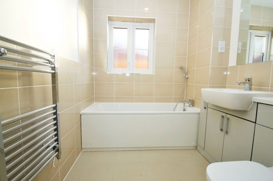 Flat Pield Heath Road in Greater London